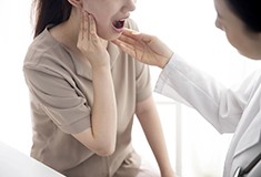 Patient in Forest receiving a comfortable oral cancer screening